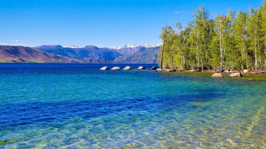 Sandy beach, Fremont Lake